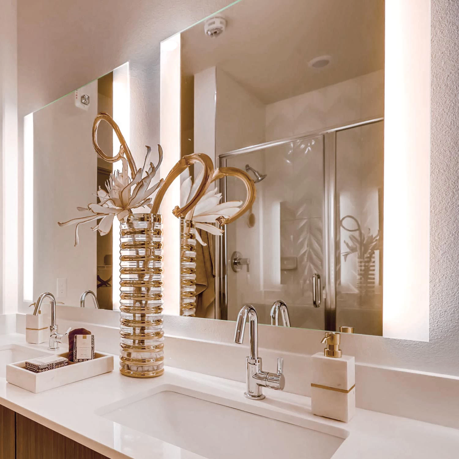 Veda Lighted Mirror - Image 9